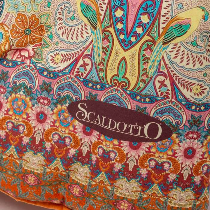 Scaldotto Alhambra di Caleffi, in cotone caldo con stampa digitale. Vivace fantasia multicolore, variante ambra. Lo Scaldotto è un morbido plaid con esterno in cotone smerigliato effetto cashmere, che offre una sensazione di morbidezza e comfort sulla pelle. 