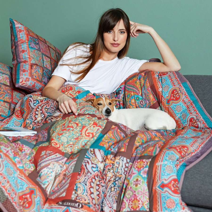 Scaldotto Asia di Caleffi, in cotone caldo con stampa digitale. Vivace fantasia multicolore effetto patchwork. Lo Scaldotto è un morbido plaid con esterno in cotone smerigliato effetto cashmere, che offre una sensazione di morbidezza e comfort sulla pelle. Imbottito con morbida microfibra anallergica SOFY da 250 g/mq, che assicura un'uniforme distribuzione del calore.