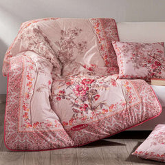 Scaldotto Giardino d'Inverno di Caleffi, in cotone caldo con stampa digitale. Fantasia floreale rosa bordeaux. Lo Scaldotto è un morbido plaid con esterno in cotone smerigliato effetto cashmere, che offre una sensazione di morbidezza e comfort sulla pelle