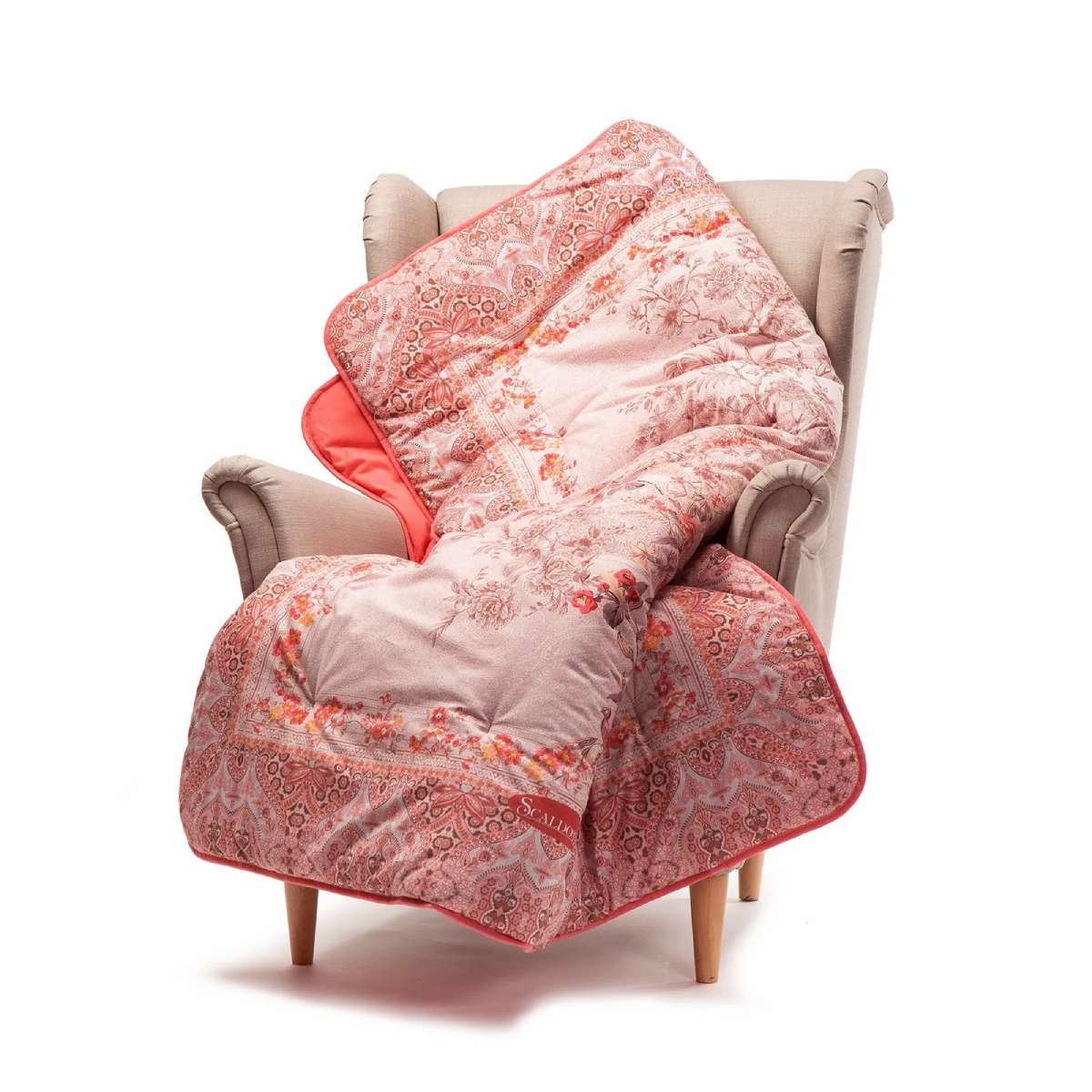 Scaldotto Giardino d'Inverno di Caleffi, in cotone caldo con stampa digitale. Fantasia floreale rosa bordeaux. Lo Scaldotto è un morbido plaid con esterno in cotone smerigliato effetto cashmere, che offre una sensazione di morbidezza e comfort sulla pelle