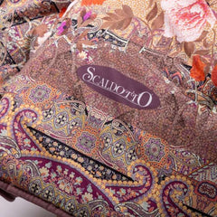 Scaldotto Giava di Caleffi, in cotone caldo con stampa digitale. Fantasia floreale con fiori bianchi e cornice kashmir. Colore ambra.

Lo Scaldotto è un morbido plaid con esterno in cotone smerigliato effetto cashmere, che offre una sensazione di morbidezza e comfort sulla pelle. Imbottito con morbida microfibra anallergica SOFY da 250 g/mq, che assicura un'uniforme distribuzione del calore.