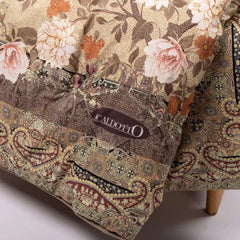 Scaldotto Giava di Caleffi, in cotone caldo con stampa digitale. Fantasia floreale con fiori bianchi e cornice kashmir. Colore tortora. Dettaglio fiori.

Lo Scaldotto è un morbido plaid con esterno in cotone smerigliato effetto cashmere, che offre una sensazione di morbidezza e comfort sulla pelle. Imbottito con morbida microfibra anallergica SOFY da 250 g/mq, che assicura un'uniforme distribuzione del calore.