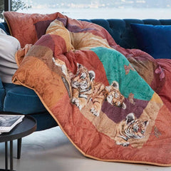 Scaldotto Tigrotti di Caleffi, in cotone caldo con stampa digitale. Vivace fantasia geometrica multicolore, con simpatici cuccioli di tigre. Lo Scaldotto è un morbido plaid con esterno in cotone smerigliato effetto cashmere, che offre una sensazione di morbidezza e comfort sulla pelle