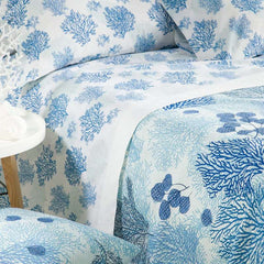 Completo lenzuola matrimoniale Caleffi Coral in puro cotone. Fantasia ideale per il periodo primaverile ed estivo, con coralli azzurri su fondo bianco.