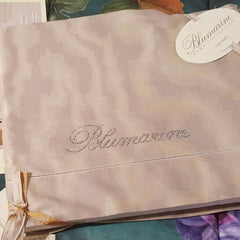 Runner Imperial di Blumarine in raso di cotone jacquard con rifinitura a giorno e strass. colore lavanda-malva