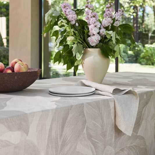 Tovaglia Foliage di Fazzini, misura rettangolare per 12 persone.  Fantasia con foglie color beige tortora. Composizione 65% lino, 35% cotone. 