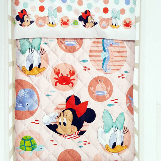 Set culla comprensivo di completo lenzuola, trapunta primaverile e paracolpi in cotone Caleffi Disney. Fantasia Baby Minnie, con Minnie e Paperina su fondo rosa.